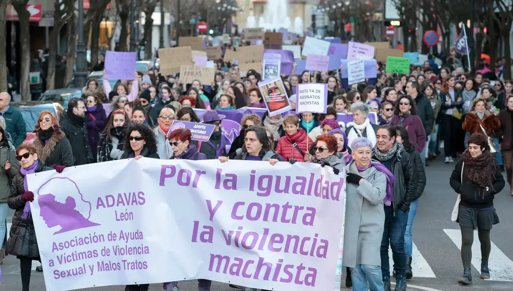Miles de personas se manifiestan en León con motivo del Día Internacional de la Mujer