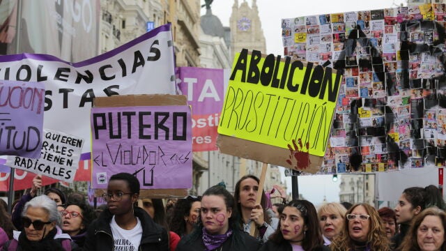 Manifestación del 8-M en Madrid a su paso por la Gran Vía