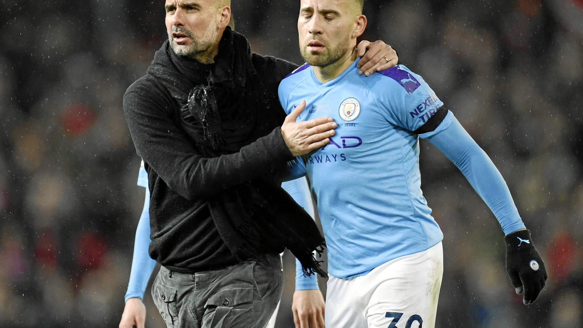 Guardiola, con Otamendi ayer en Old Trafford