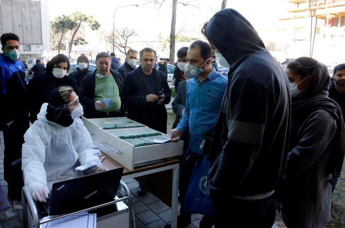 Personal sanitario practiva del test del Covid-19 en las inmediaciones de un laboratorio en Teherán