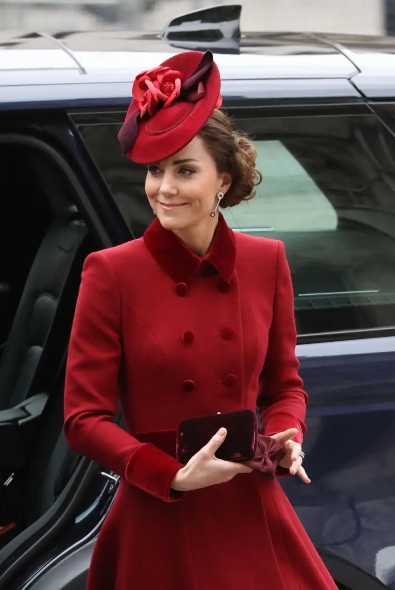 Kate Middleton con un abrigo burdeos.