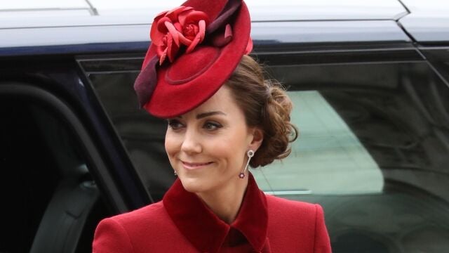 Kate Middleton con un abrigo burdeos.