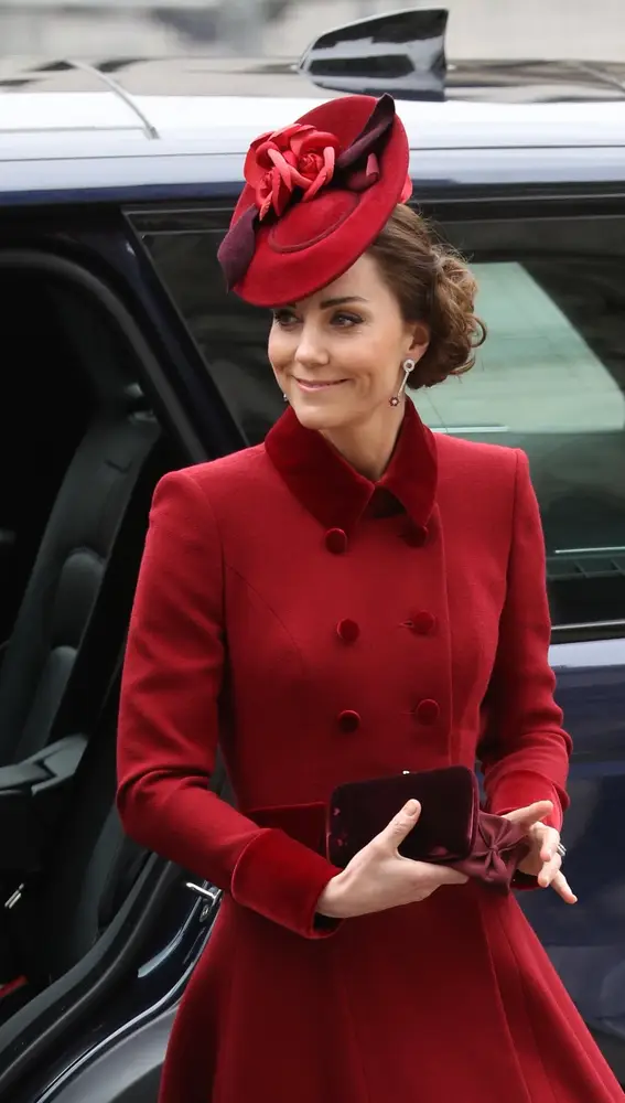 Kate Middleton con un abrigo burdeos.