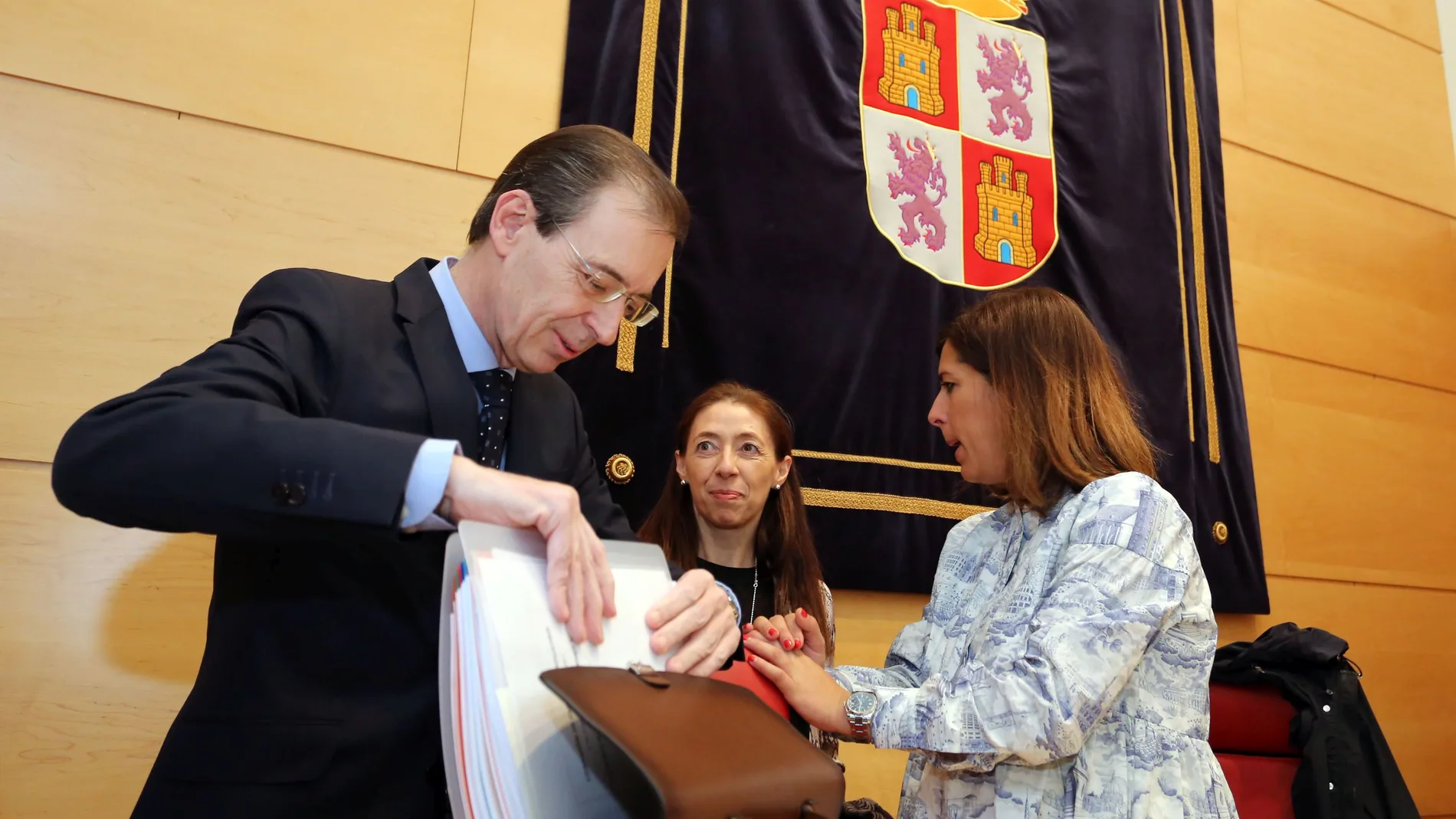 El consejero de Empleo e Industria, Germán Barrios, antes de comparecer en las Cortes