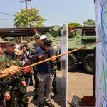 El jefe de Los Comités Locales de Abastecimiento y Producción revisa un mapa de acción militar en el marco de la "Operación Escudo Bolivariano 2020"