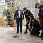 El regidor de Protecció Ciutadana, Aarón Cano, presencia una exhibición del dron de la Policia Local de Valencia durante el dispositivo de la mascletà de hoy