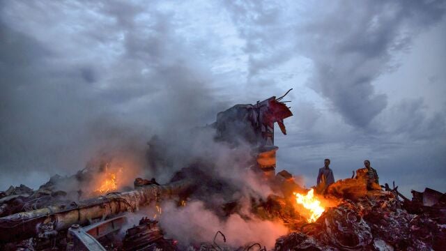 Escombros en el lugar en el que cayó el vuelo 17 de Malaysia Airlines, que mató a 298 personas (AP / Dmitry Lovetsky, Archivo)