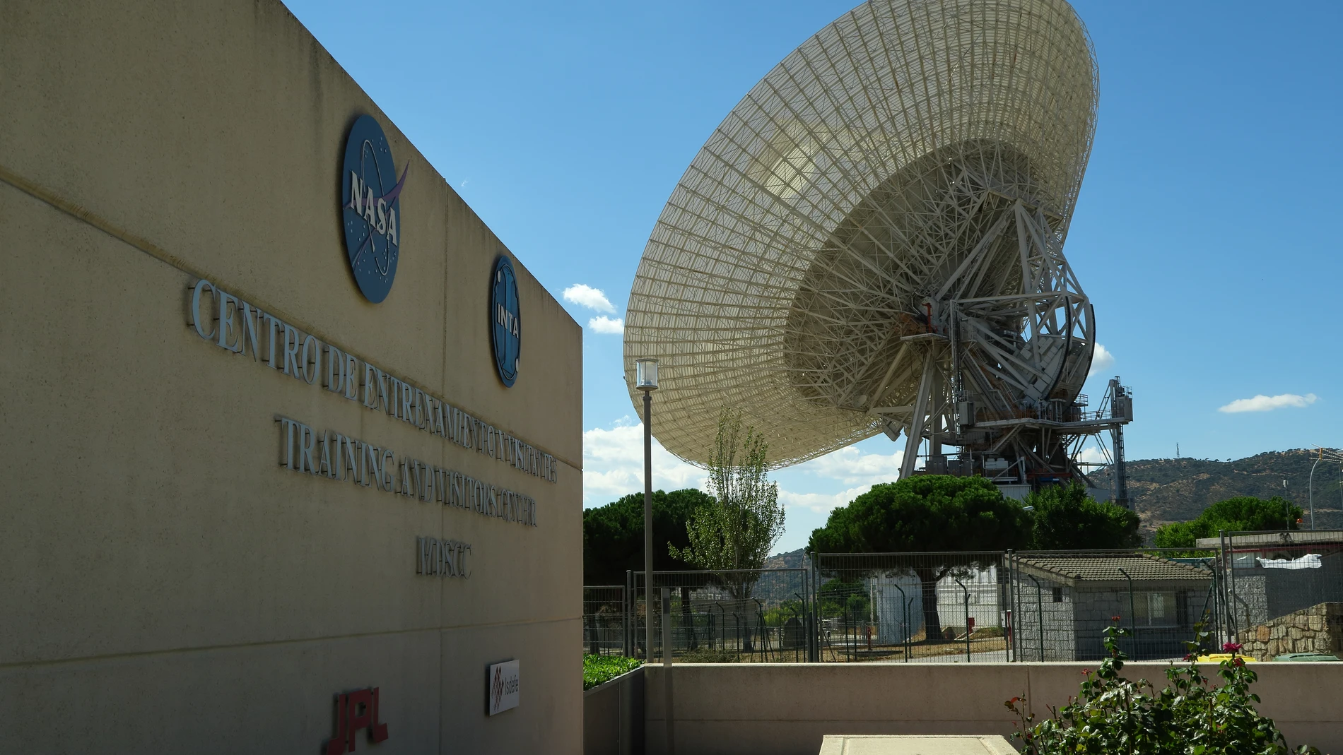 Antena de más de 70 metros situada a la entrada del Complejo de Comunicaciones del Espacio Profundo de Madrid