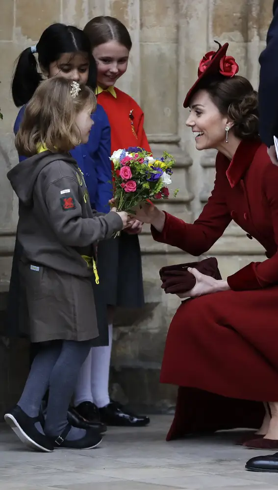 Kate se detuvo antes de entrar para aceptar las flores que le ofreció una niña