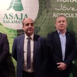 Uan Luis Delgado, Juan Pedro Medina y Donaciano Dujo, de izquierda a derecha, antes de participar en la asamblea ordinaria de Asaja Salamanca.