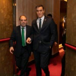 Pedro Sánchez en la clausura de la Amablea de la ATA donde Lorenzo Amor fue reelegido como presidente.