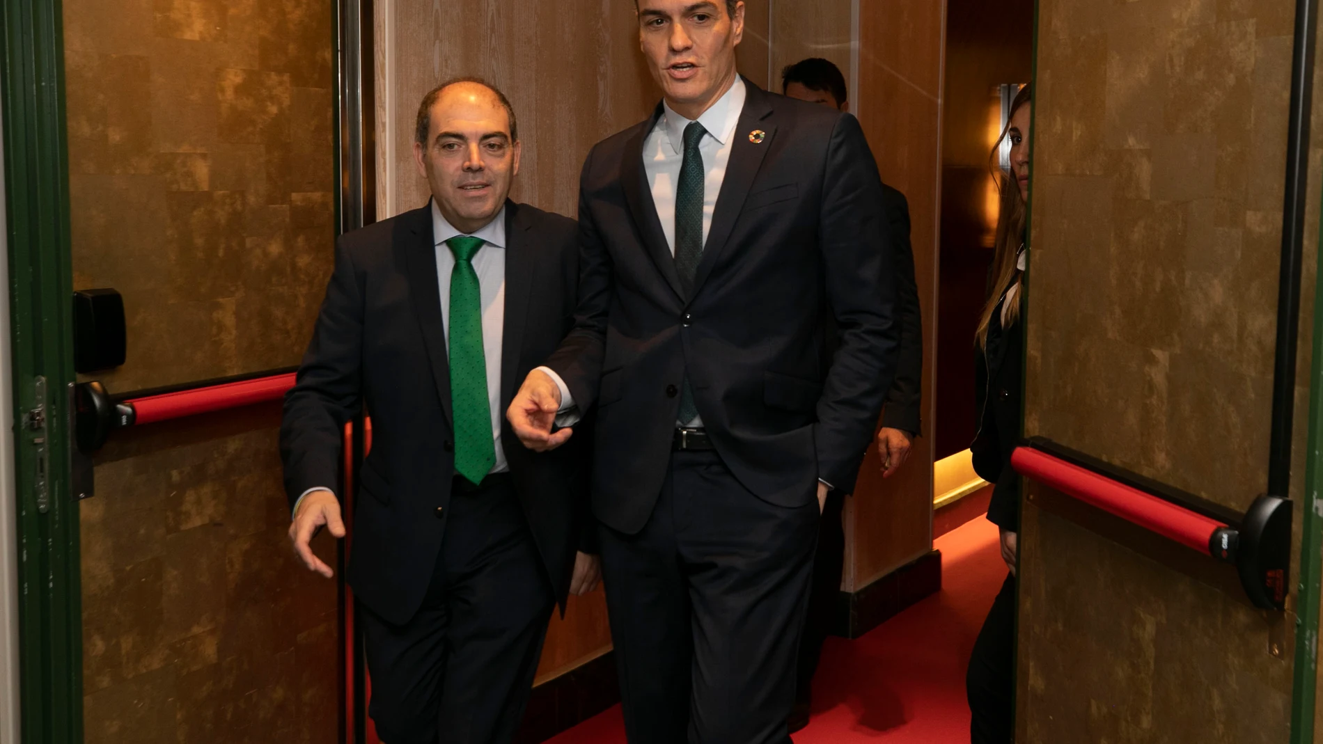 Pedro Sánchez en la clausura de la Amablea de la ATA donde Lorenzo Amor fue reelegido como presidente.