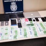 Dinero, télefonos y ordenadores internevidos por la Policía Nacional