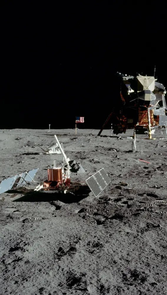 Buzz Aldrin junto al sismómetro que él y Neil Armstrong instalaron en la Luna durante la misión Apolo 11.