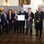 Foto de familia con los ganadores de esta edición y Jorge Llorente y Pablo Martín, entre otras autoridades