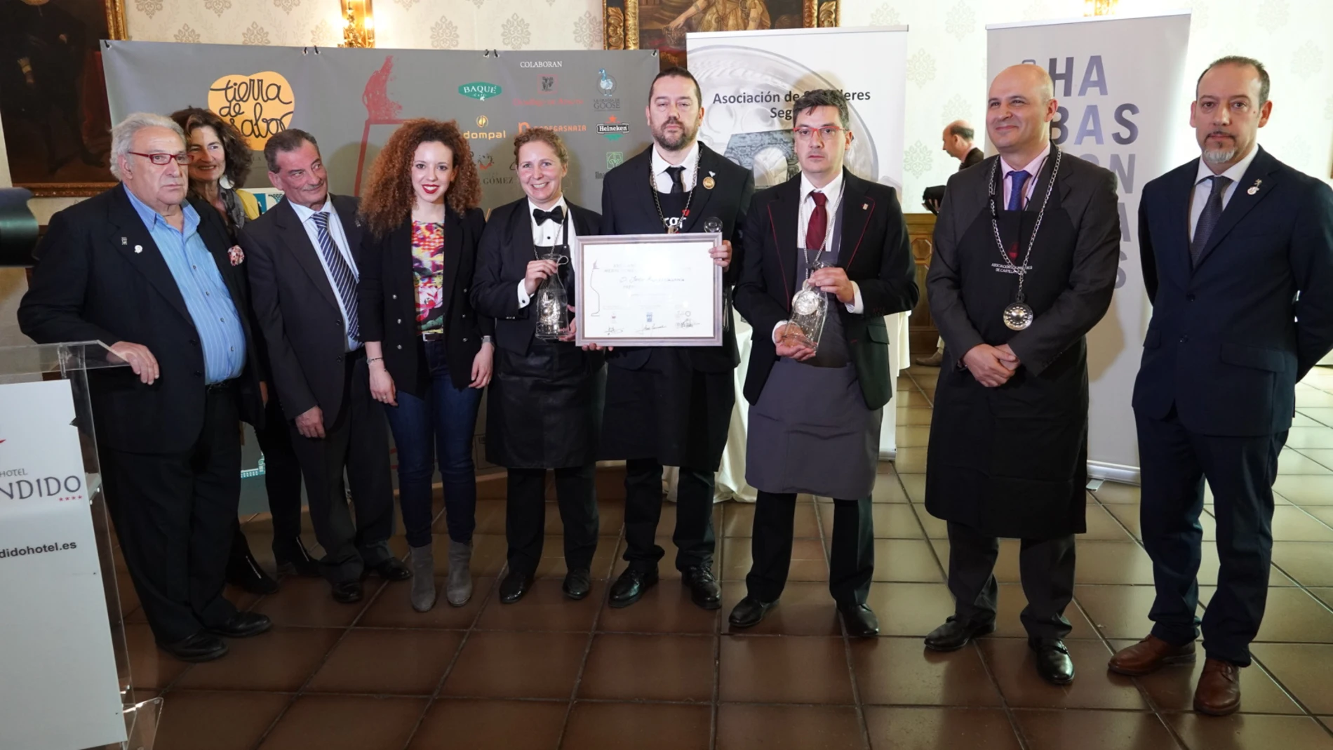 Foto de familia con los ganadores de esta edición y Jorge Llorente y Pablo Martín, entre otras autoridades