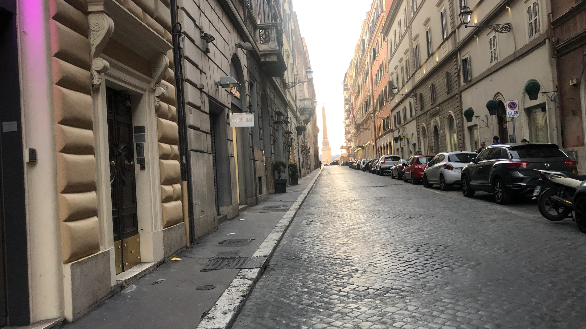 Una de las calles que conducen a Trinità dei Monti. Roma 18.00 hrs. Primer día de bloqueo Coronavirus