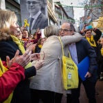 El exconseller Jordi Turull abraza a una de las vecinas del municipio barcelonés de Terrassa donde comenzará hoy a trabajar en un despacho de abogado.