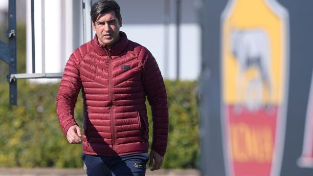 El técnico portugués del Roma, Paulo Fonseca, mientras dirige un entrenamiento del equipo en Roma el pasado 8 de marzo