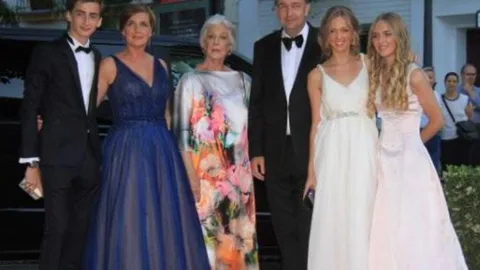 Carlos de Habsburgo, junto a su ex mujer y sus hijos