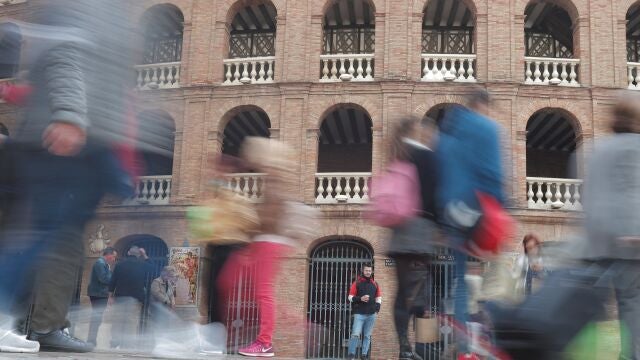 La rápida propagación del Coronavirus en España ha afectado también a los toros, tanto que las dos primeras ferias grandes de la temporada taurina, las Fallas en Valencia y Magdalena en Castelló, han sido aplazadas por la Generalitat. En la imagen,el coso taurino de la calle Xàtiva en Valencia.