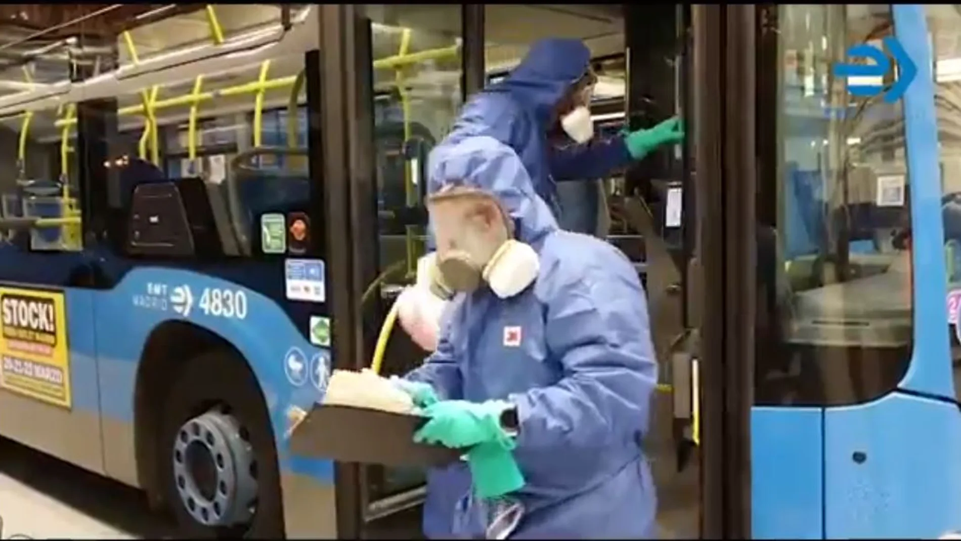 Operarios de la EMT desinfectando autobuses