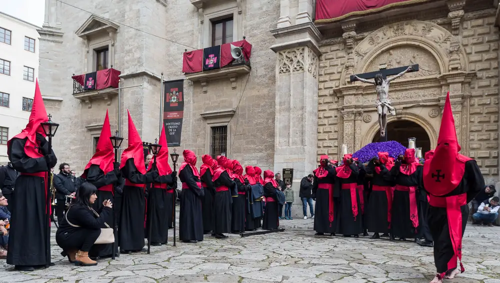 Momento en que la Procesión del Santísimo Cristo de la Luz de la Semana Santa de Valladolid, organizada por la Hermandad Universitaria del Santísimo Cristo de la Luz, sale del Palacio de Santa Cruz