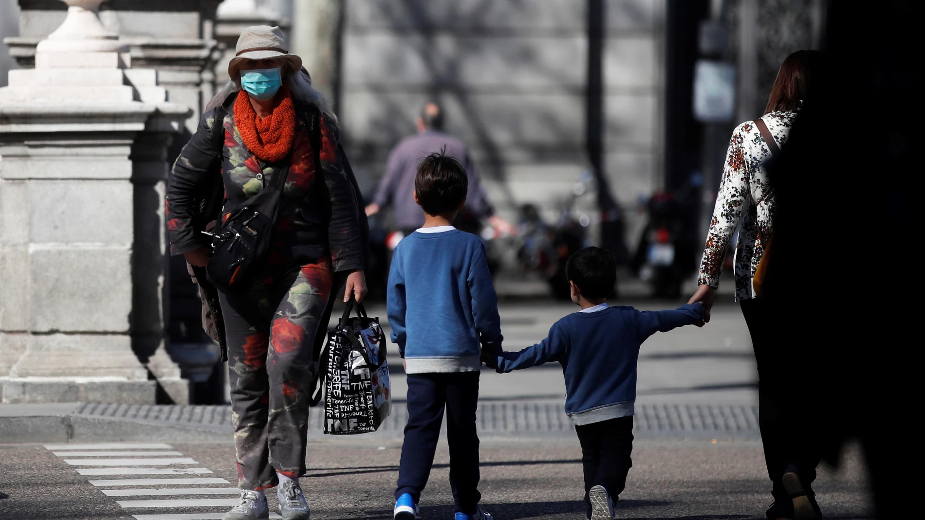 Un par de niños cruzando una calle en Madrid