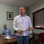 El alcalde de Roales del Pan, David García, de Vox, durante su toma de posesión