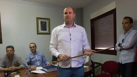 El alcalde de Roales del Pan, David García, de Vox, durante su toma de posesión