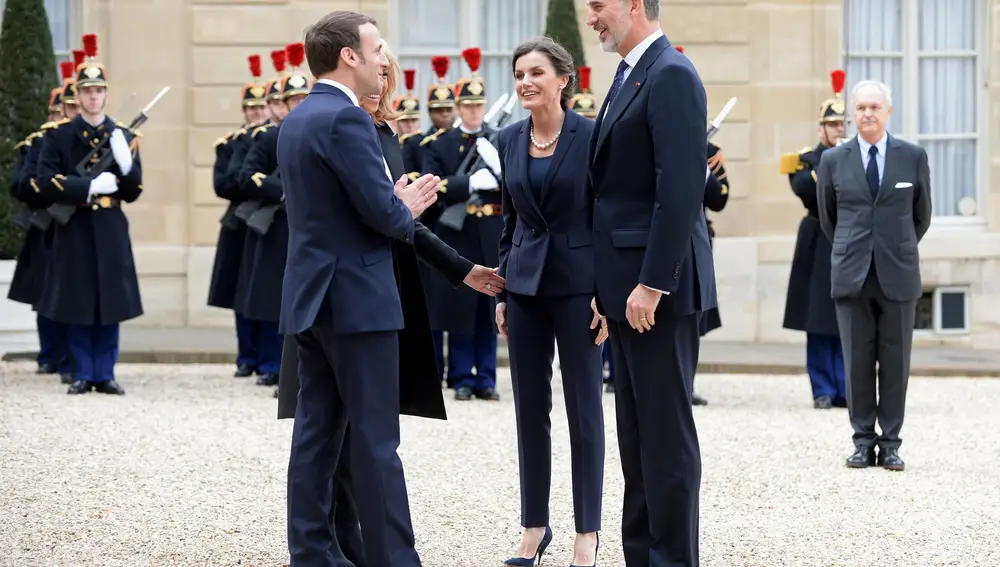 French President Emmanuel Macron and his wife Brigitte Macron welcome Spain's King Felipe VI and Queen Letizia as they arrive at the Elysee Palace in Paris, France March 11, 2020. REUTERS/Johanna Geron