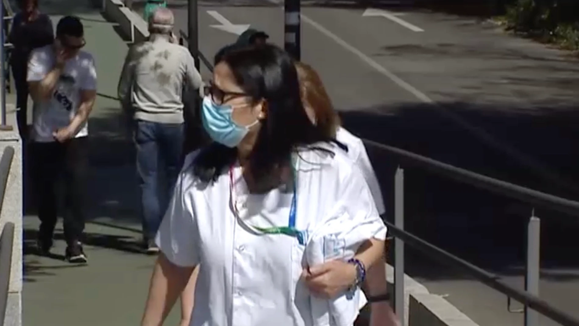 Personal sanitario de un hospital de Madrid con mascarilla