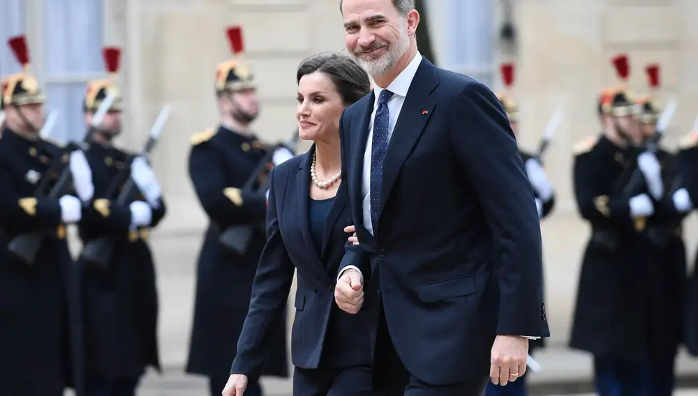 Paris (France), 11/03/2020.- Spain's King Felipe VI (R) and Queen Letizia arrive for a lunch with French President Emmanuel Macron and his wife Brigitte Macron at the Elysee Palace ahead of the national ceremony to pay tribute to the victims of terrorism in Paris, France, 11 March 2020. (Terrorismo, Francia, España) EFE/EPA/JULIEN DE ROSA