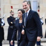 Paris (France), 11/03/2020.- Spain's King Felipe VI (R) and Queen Letizia arrive for a lunch with French President Emmanuel Macron and his wife Brigitte Macron at the Elysee Palace ahead of the national ceremony to pay tribute to the victims of terrorism in Paris, France, 11 March 2020. (Terrorismo, Francia, España) EFE/EPA/JULIEN DE ROSA