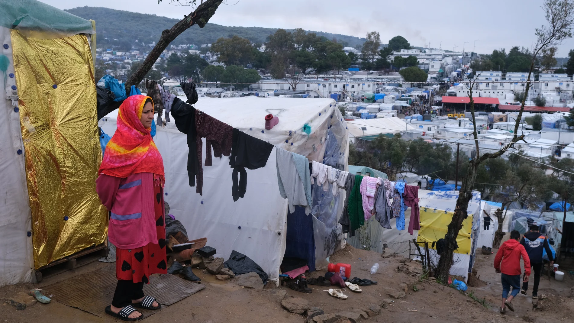 Varios migrantes en el saturado campo de refugiados de Moria, en Grecia
