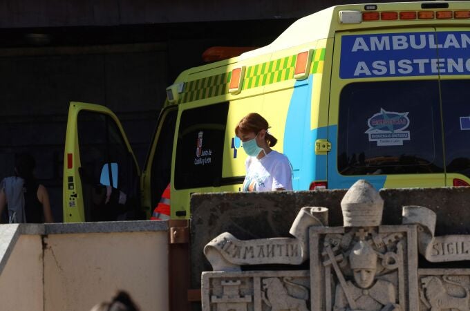 Una mujer con mascarilla pasa por delante del Hospital Clínico de Salamanca, donde ha fallecido una persona en las últimas horas por Covid-19