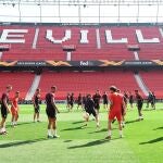 Fotografía cedida por el Sevilla FC de sus jugadores entrenando a puerta cerrada