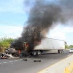Delincuentes queman automóviles y bloquean carreteras en centro de México/EFE