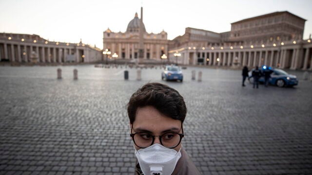 Rome (Italy), 11/03/2020.- Saint Peter's square desert during the Coronavirus emergency lockdown in Rome, Italy, 11 March 2020. (Italia, Roma) EFE/EPA/Massimo Percossi