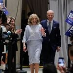El candidato demócrata Joe Biden y su mujer Jill, anoche en Philadelphia