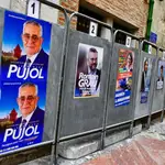 Una mujer observa los carteles electorales en una calle de Perpiñán/REUTERS