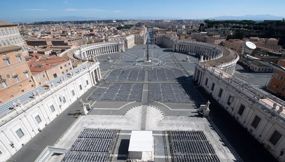 Ciudad del Vaticano, 12/03/2020. La plaza de San Pedro en la Ciudad del Vaticano, vacía debido al cierre de emergencia de Coronavirus.