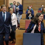 El presidente de la Generalitat, Ximo Puig, a su llegada junto a la consellera de Sanidad, Ana Barceló, al pleno celebrado esta mañana en las Cortes Valencianas para explicar las medidas tomadas por el coronavirus, en Valencia (España), a 12 de marzo de 2020.