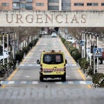 Una ambulancia atraviesa la puerta exterior de Urgencias del Hospital Universitario Fundación Alcorcón, en Madrid