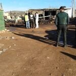 Imagen de archivo de agentes de la Guardia Civil vigilando la zona donde se ha producido el incendio en Níjar