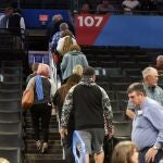 Los seguidores de los Thunder abandonan el Chesapeake Energy Arena tras el anuncio de la suspensión