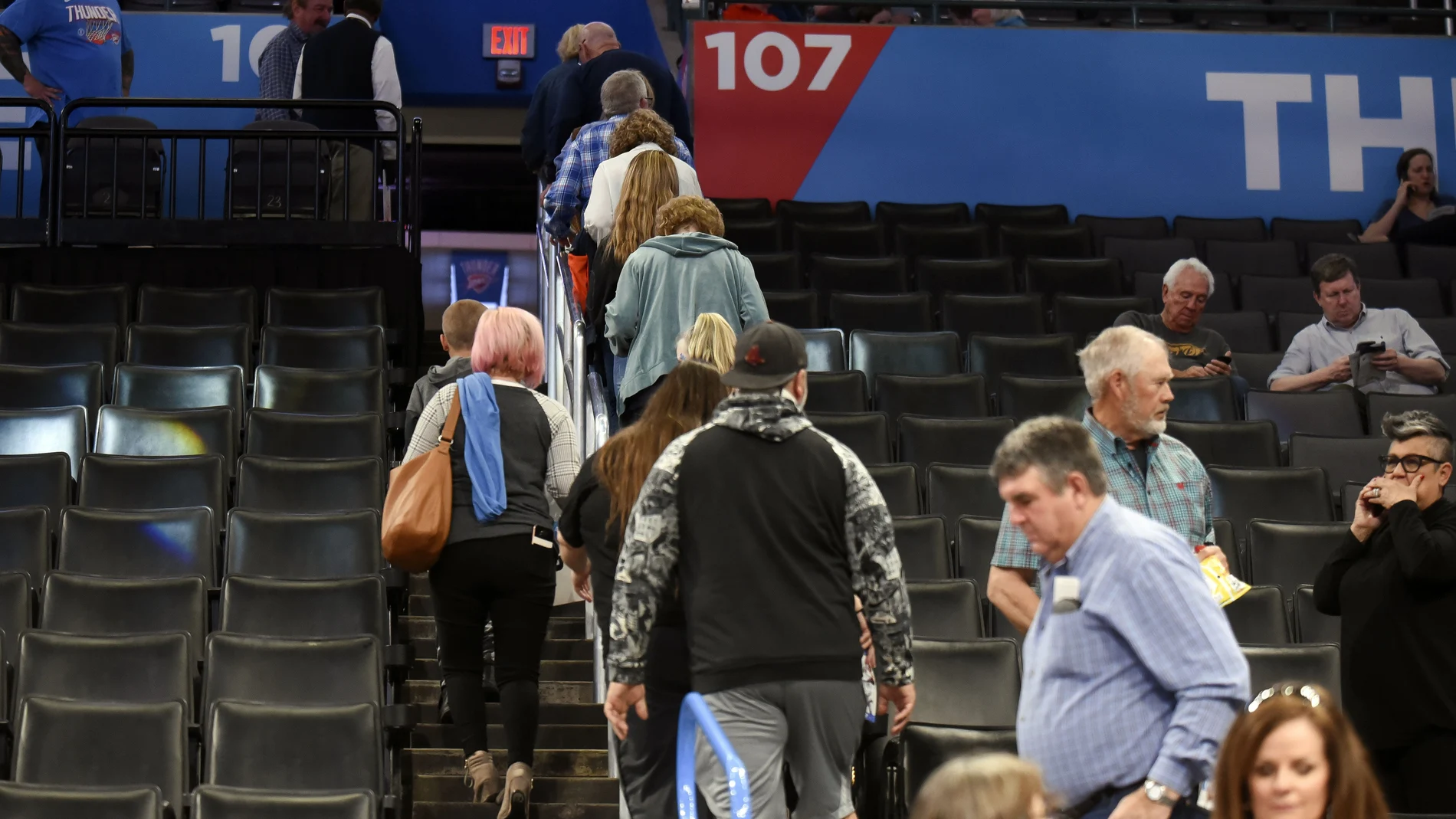 Los seguidores de los Thunder abandonan el Chesapeake Energy Arena tras el anuncio de la suspensión