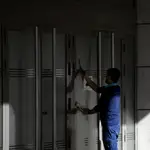 Un trabajador limpia los cristales de la sede de la Audiencia Nacional durante la crisis del coronavirus
