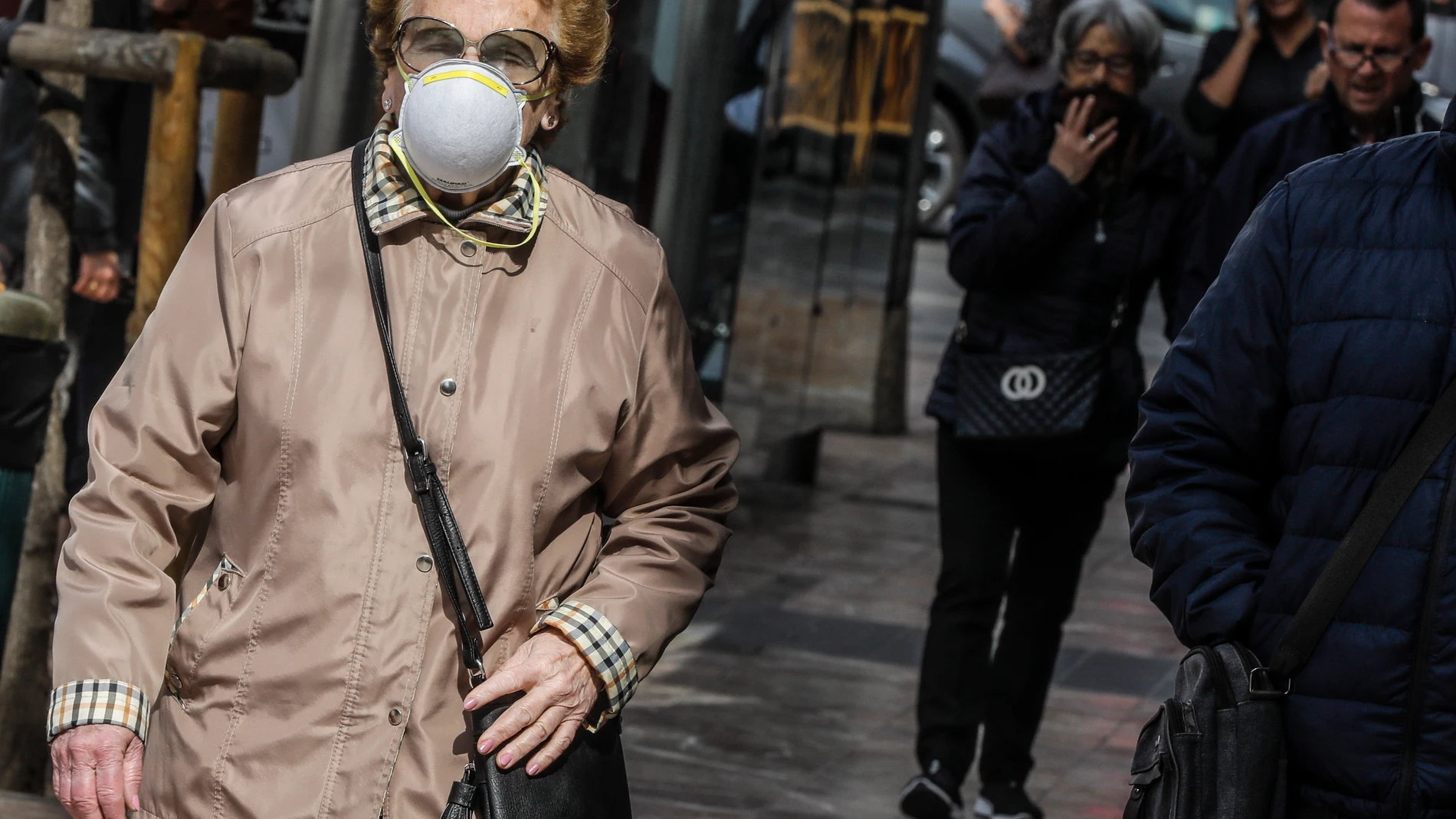 Una mujer pasea por la ciudad Valencia con mascarilla para protegerse del contagio por coronavirus dos días después de la suspensión de las Fallas, en Valencia (España), a 13 de marzo de 2020.CORONAVIRUS;COVID-19;FALLAS;Rober Solsona / Europa Press13/03/2020