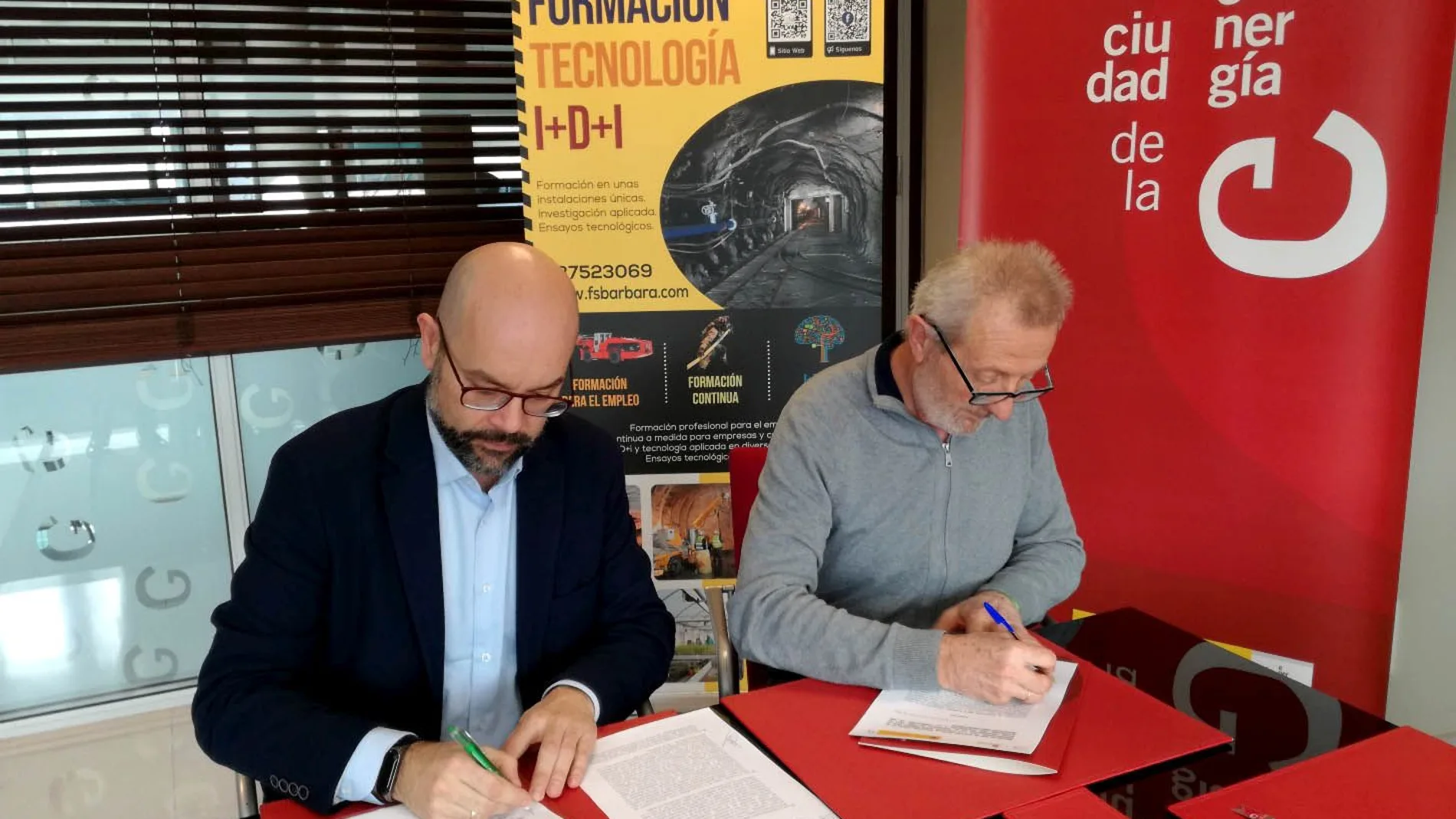 Los directores generales de la Fundación Ciuden, Arsenio Terrón; y de Santa Bárbara, Manuel Álvarez, suscriben el acuerdo